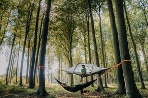 nocleg w lesie-wypożyczanie wiszących namiotów